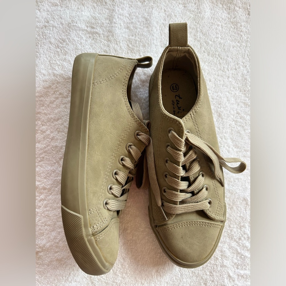 Women’s Shoes, Hunter Green, Lightly Worn, Great Condition.